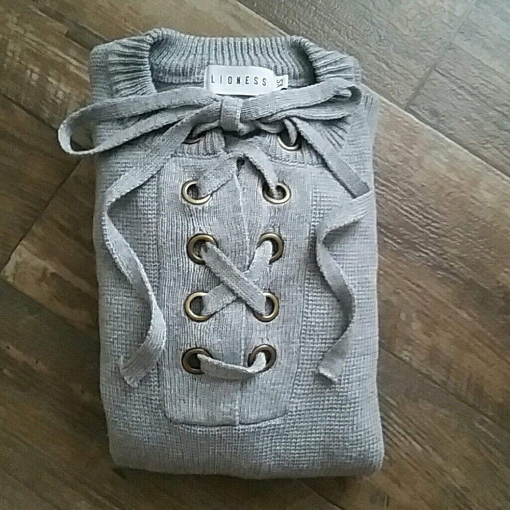 Lioness top shirt sweater